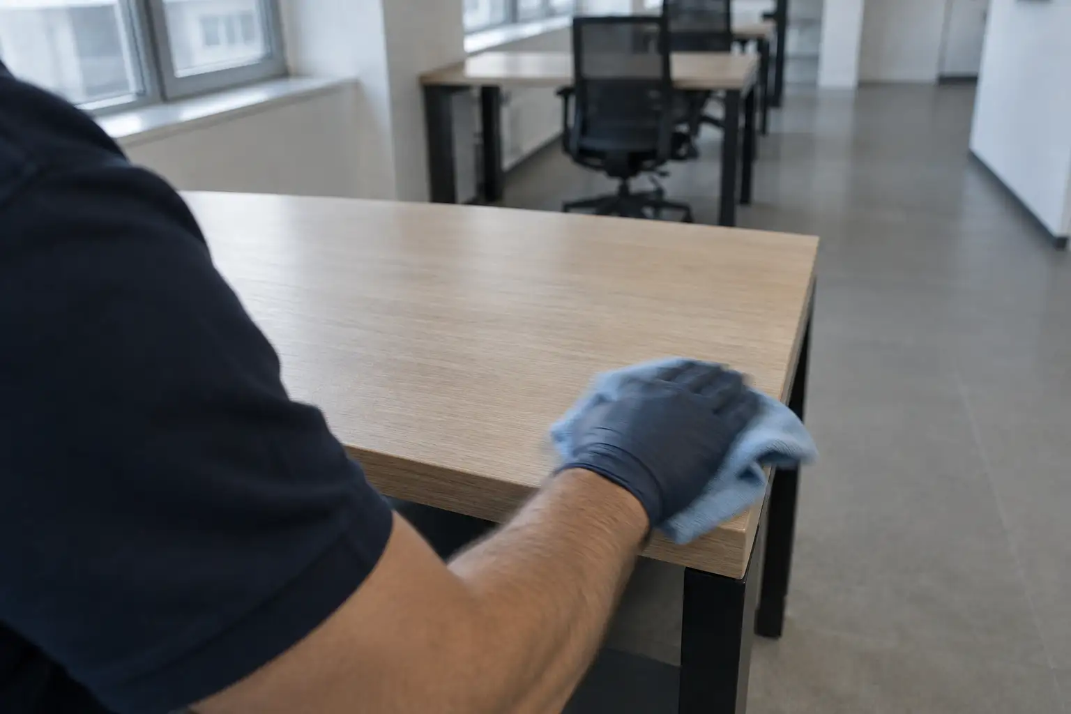 Symbolbild: Reinigung einer Schreibtischoberfläche im Büro