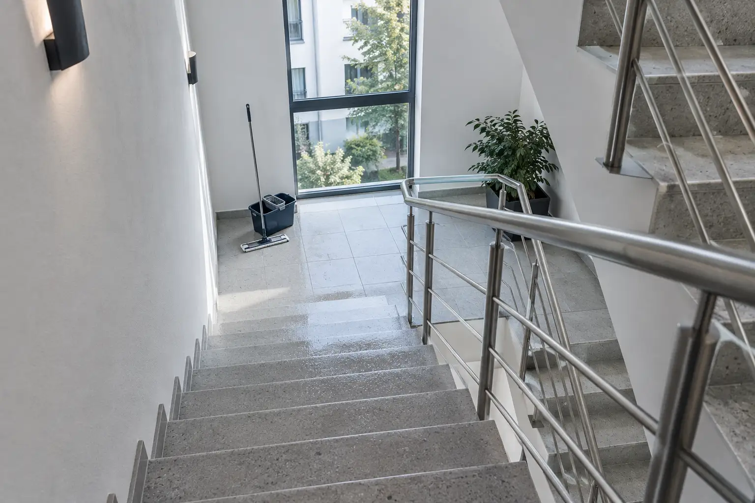 Symbolbild: Treppenhaus mit Stufen und Edelstahlgeländer